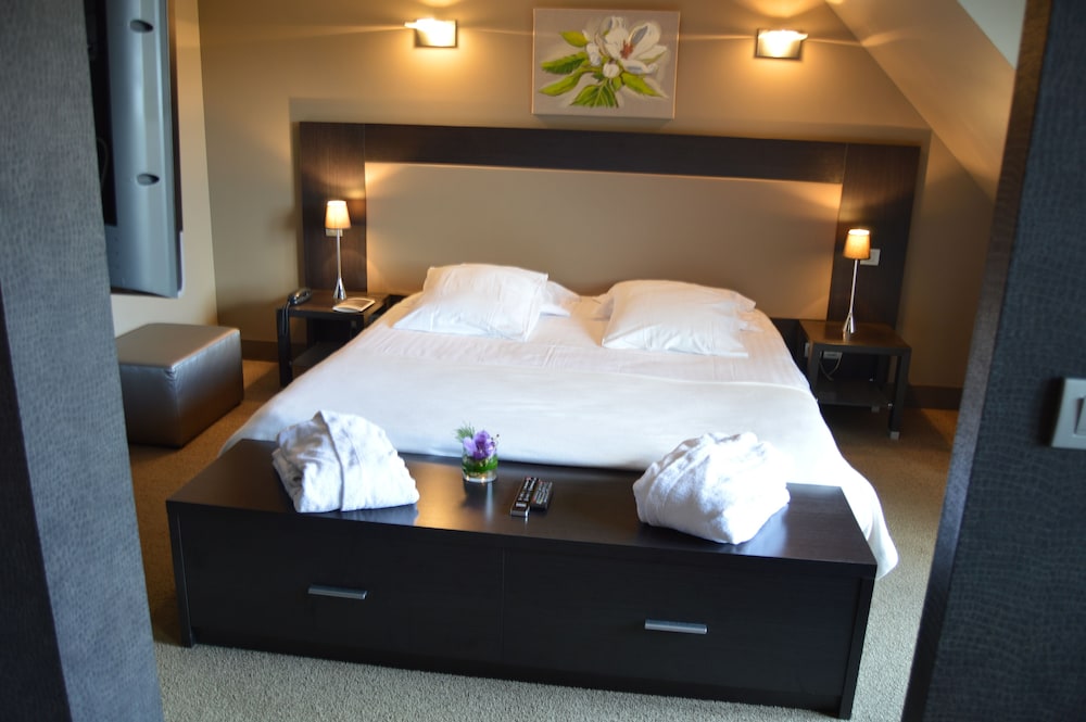 Suite, Lake View - Photo 2