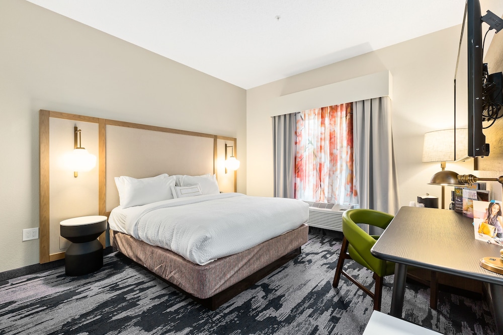 Suite, 1 King Bed, Non Smoking - Photo 2