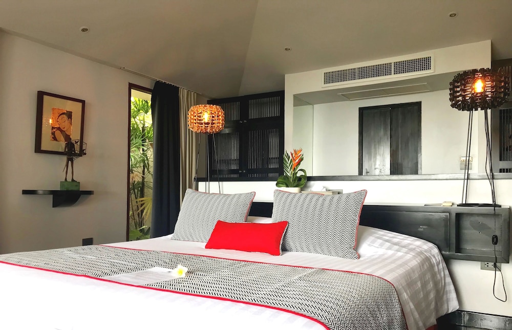 Beachfront Jacuzzi Villa photo 3