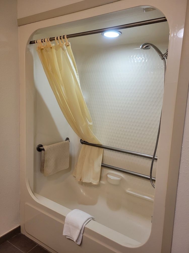 Room, Accessible, Bathtub photo 1