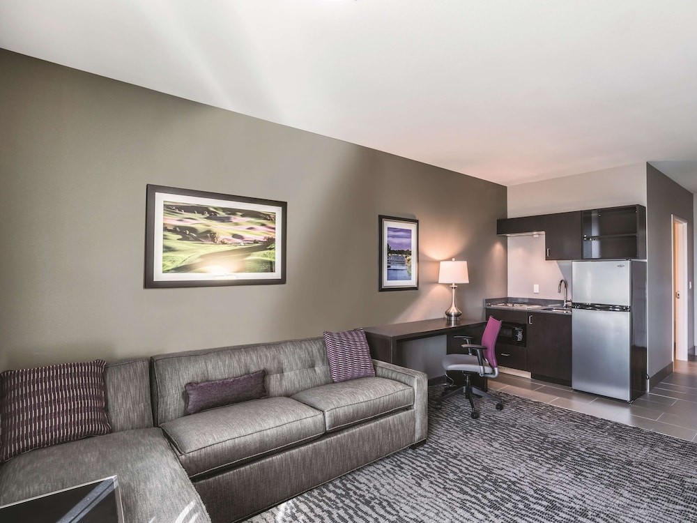 Deluxe Suite, 1 King Bed, Accessible, Non Smoking (Mobility Accessible) photo 3