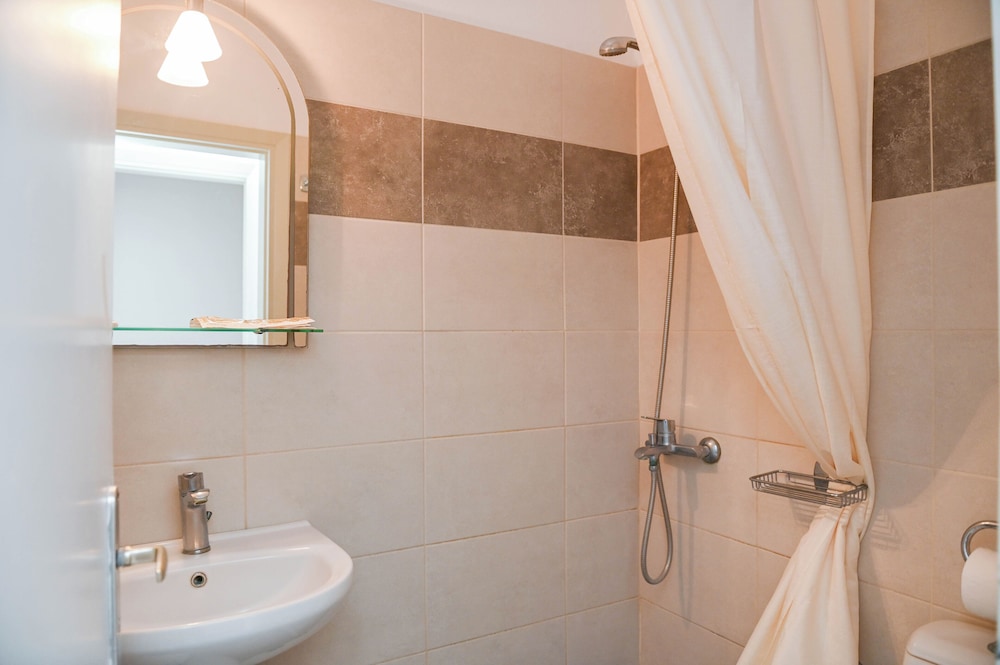 Double Room (No Balcony) - Photo 7