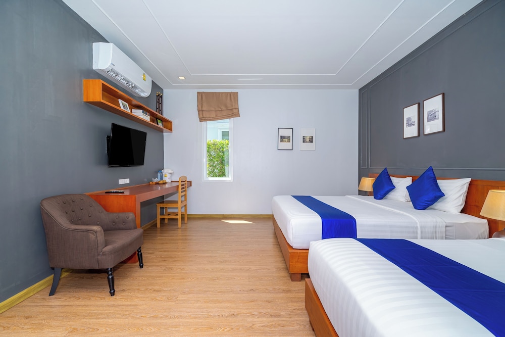 DeLuxe Family Room with Pool Access photo 3