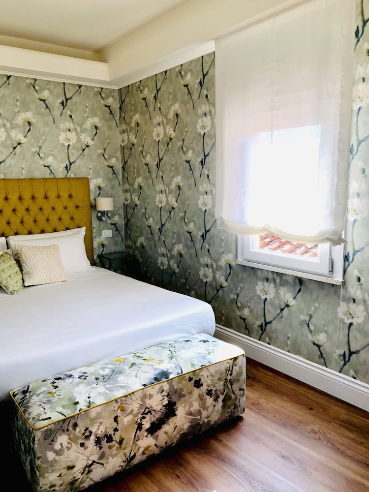 Junior Suite, 1 Queen Bed, City View, Tower (stair access only) photo 1