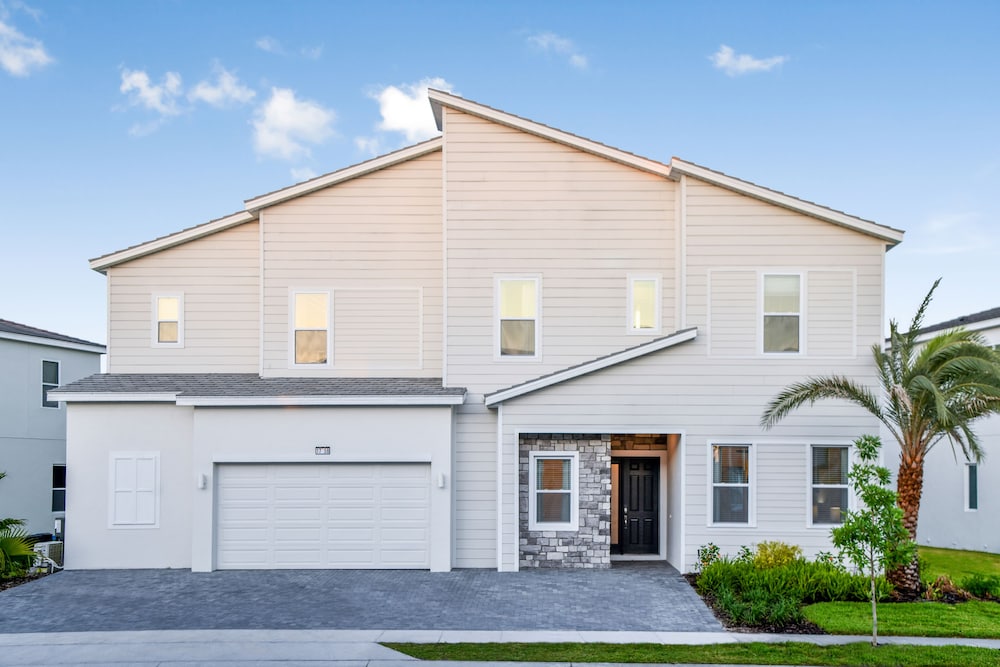House (11-Bedroom Home with Bowling Alley) photo 2
