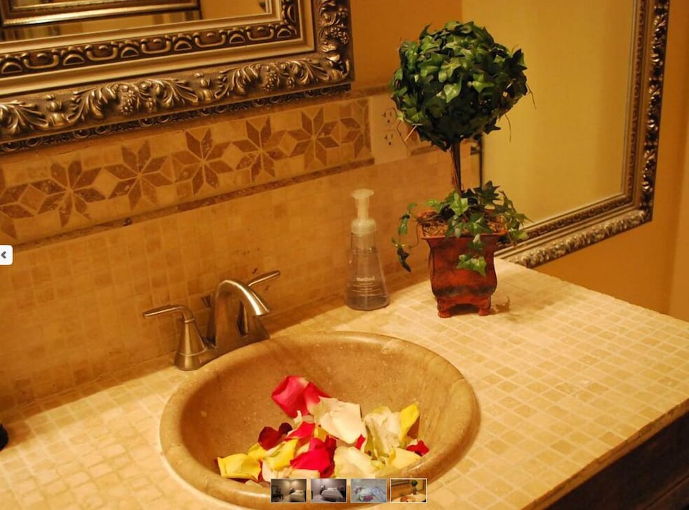 Honeymoon Double Room, 1 Queen Bed photo 2