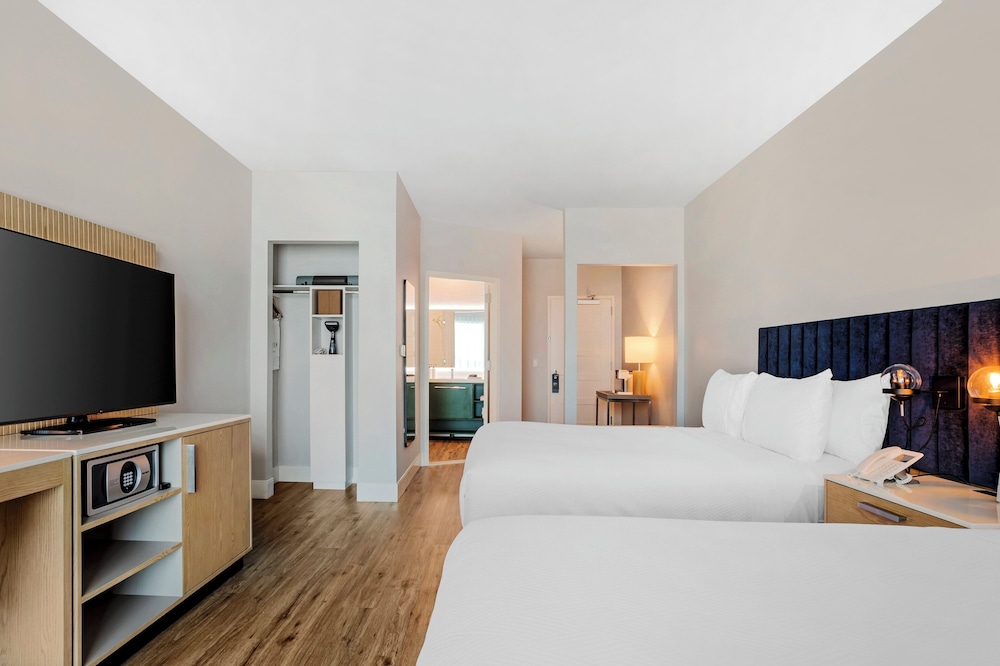 Room, 2 Queen Beds, Accessible (Comm, Mobility, Access Tub, W/Daybed) - Photo 6
