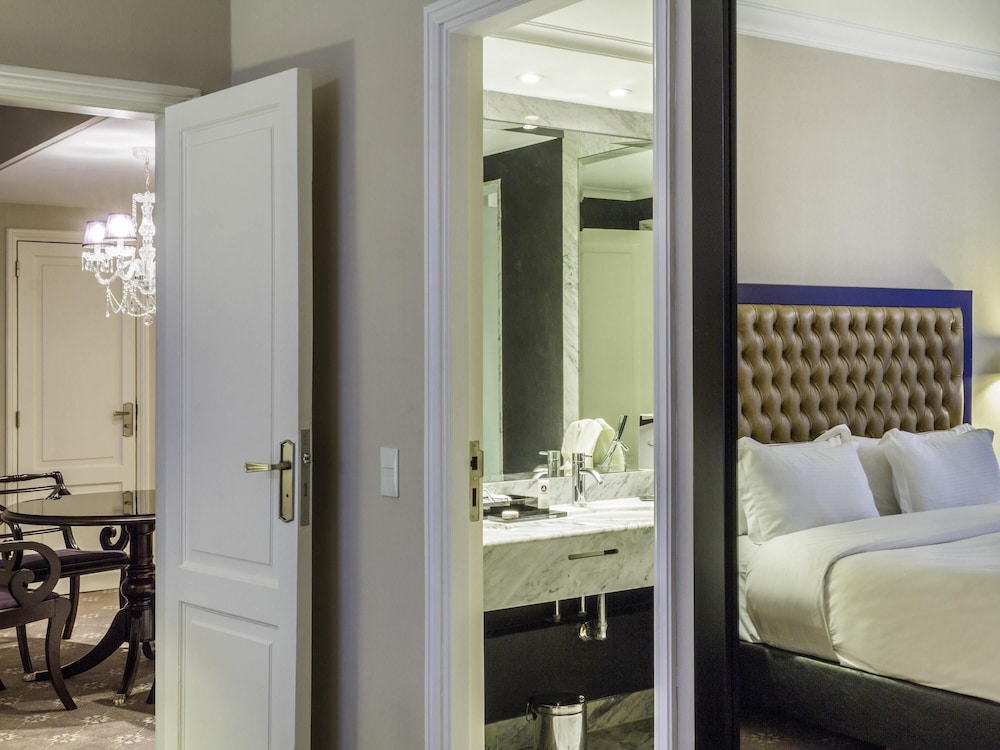 Suite, 1 Queen Bed thumbnail 5