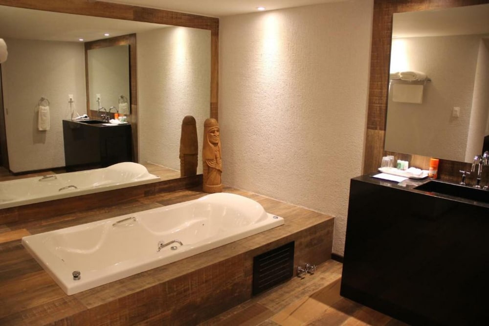 Deluxe Room - Photo 10