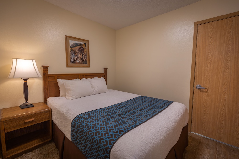 Suite, 1 Queen Bed, Kitchen photo 1