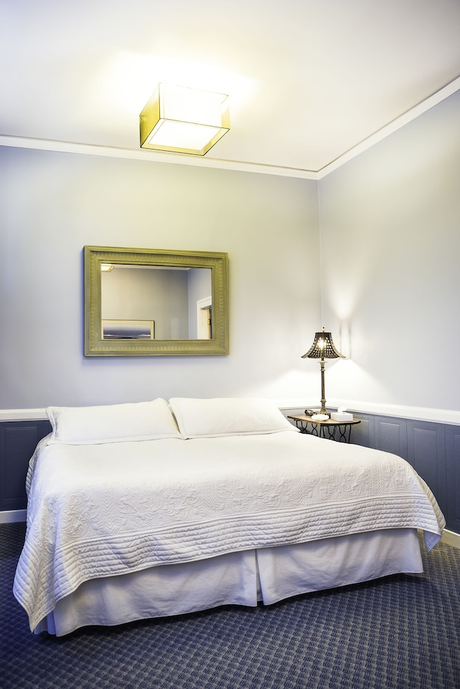 Deluxe Room, 1 King Bed, Refrigerator, City View photo 3