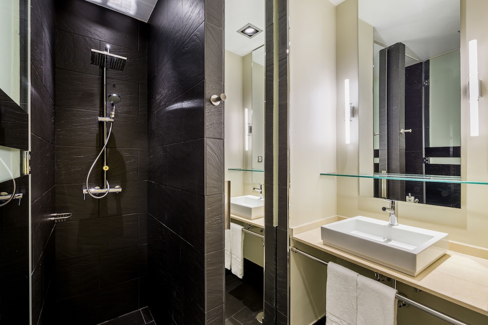 Standard Double Room Single Use thumbnail 5