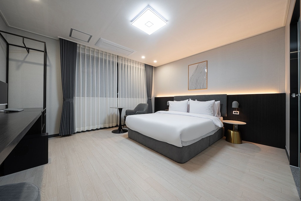 Business Double Room, 1 Double Bed, Non Smoking, Partial Ocean View (Building B)