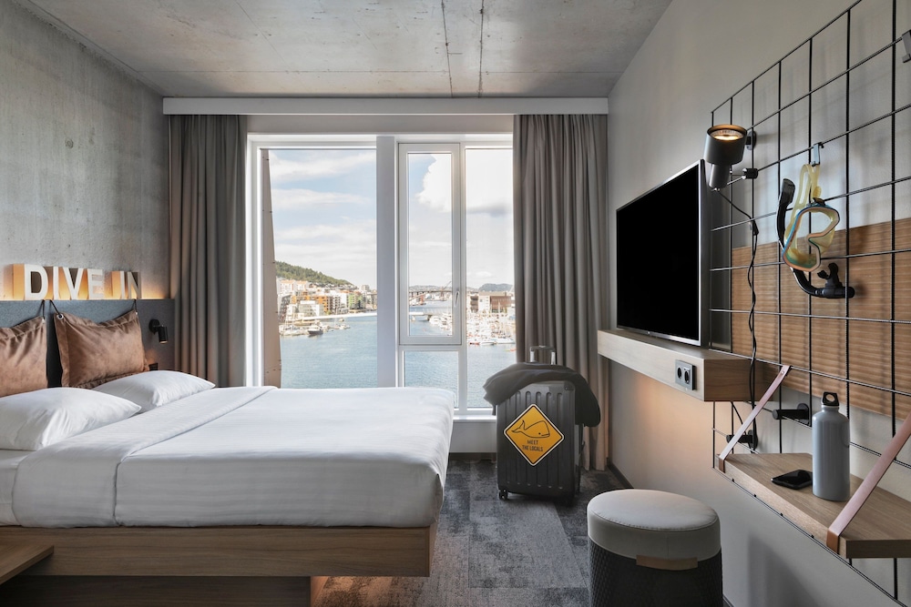 Room, 1 Queen Bed, Sea View - Photo 1