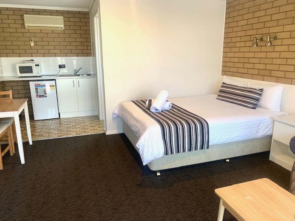 Standard Room (1x Queen Bed) photo 2