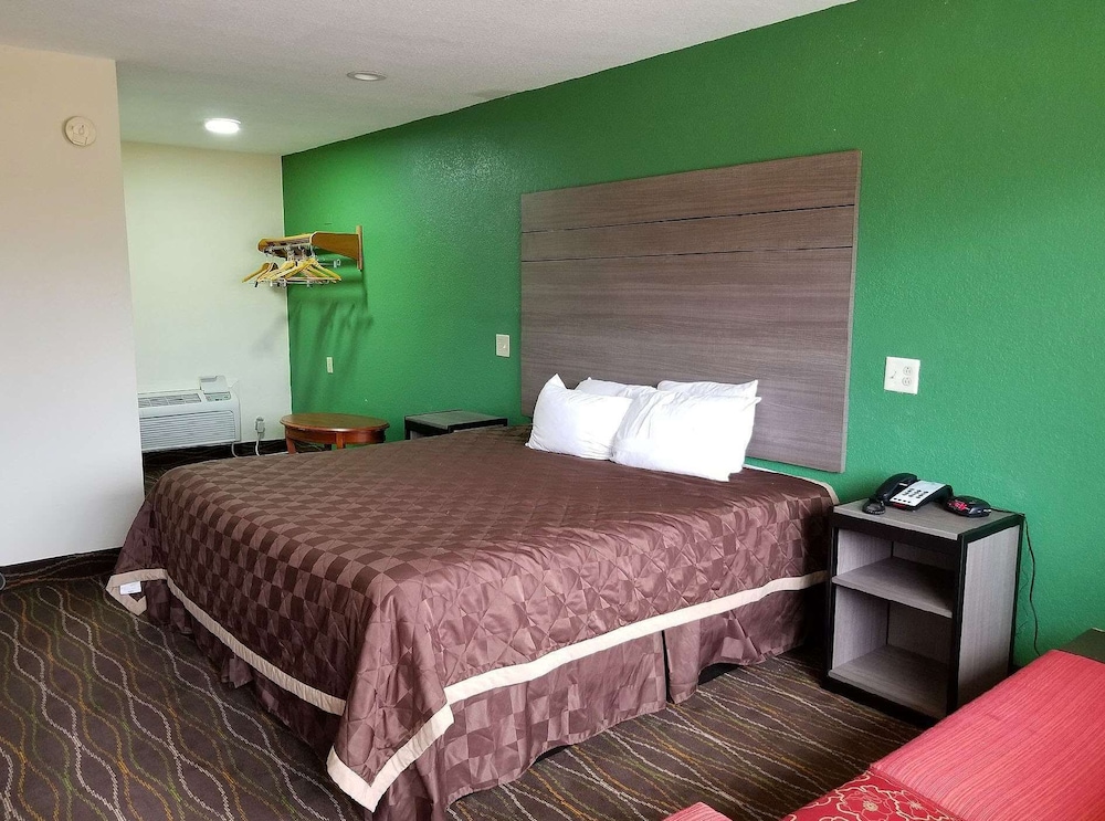 Room, 1 King Bed, Smoking - Photo 7
