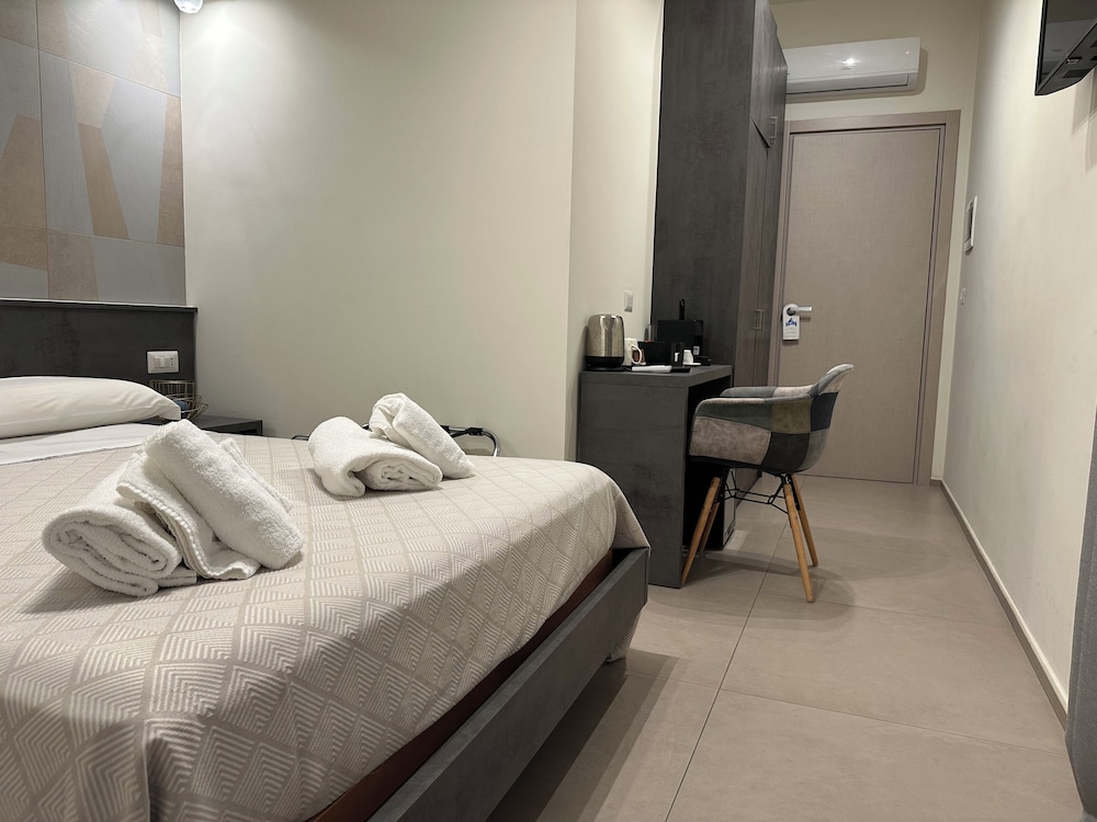 Classic Room, 1 Queen Bed, Private Bathroom, Ground Floor photo 3