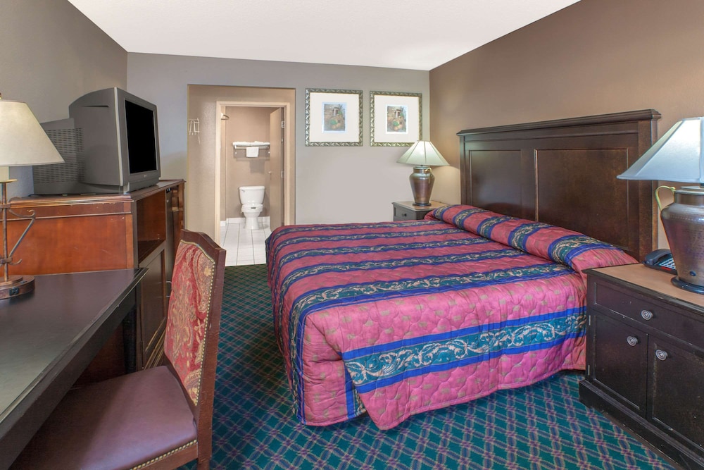 Room, 1 King Bed, Smoking - Photo 7