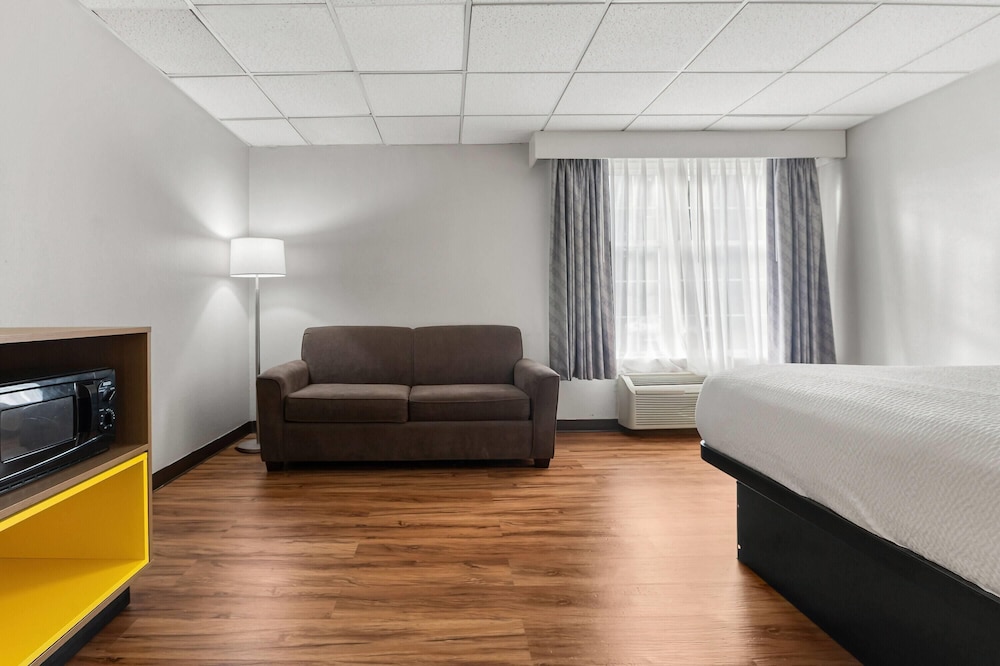 Room, 1 King Bed, Non Smoking (First floor) - Photo 3