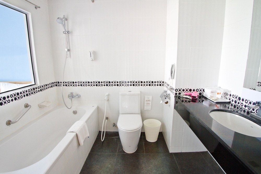 Deluxe Room, Sea View (No Balcony) - Photo 7