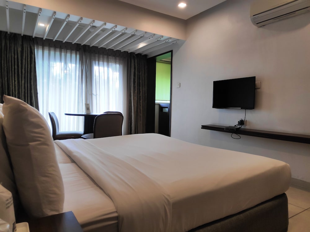 Suite - Photo 12