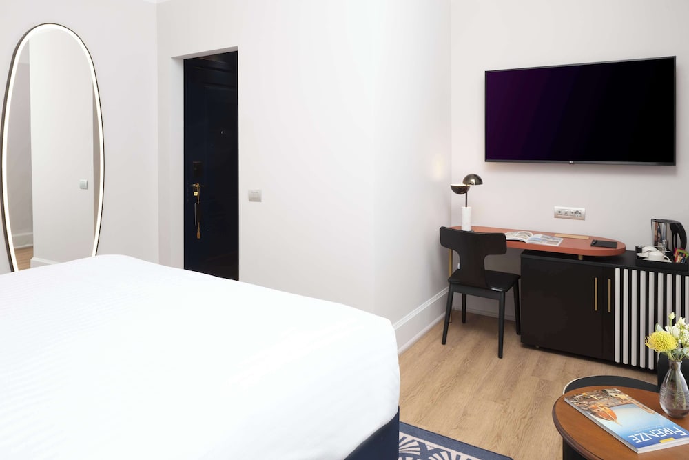 Classic Room, 1 King Bed, Accessible