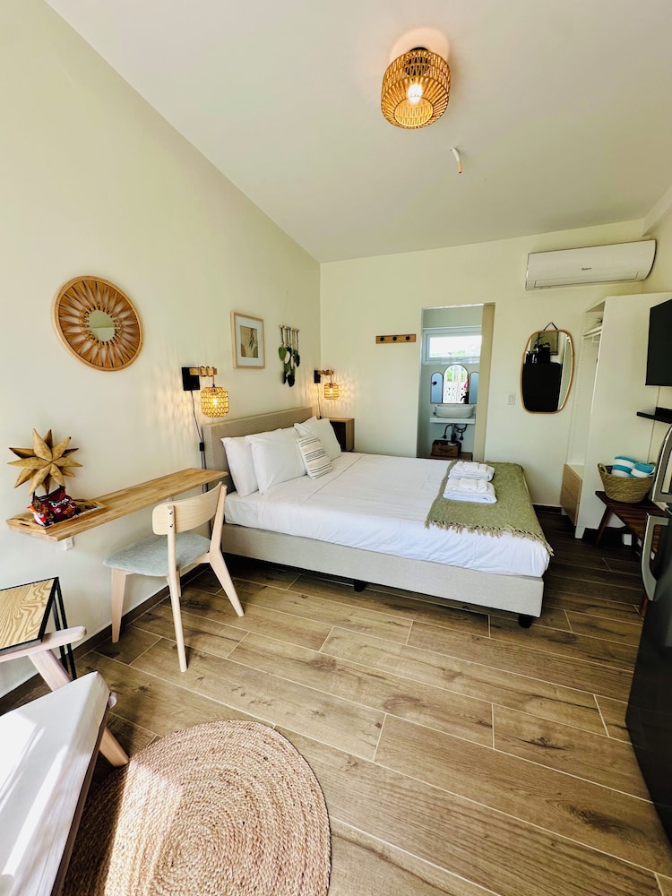 Deluxe Studio, 1 Queen Bed, Private Pool, Pool View