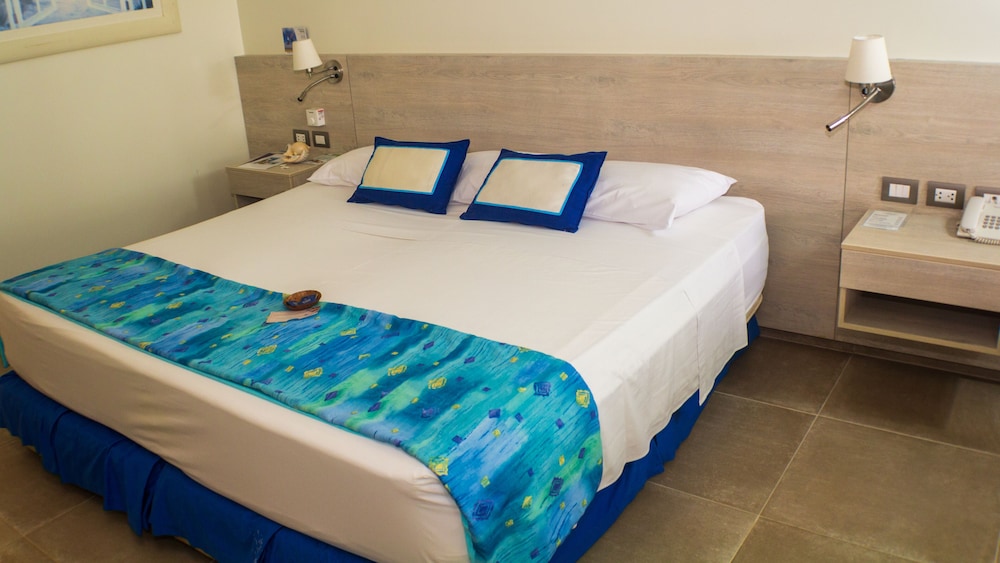 Junior Room, 1 King Bed, Pool View