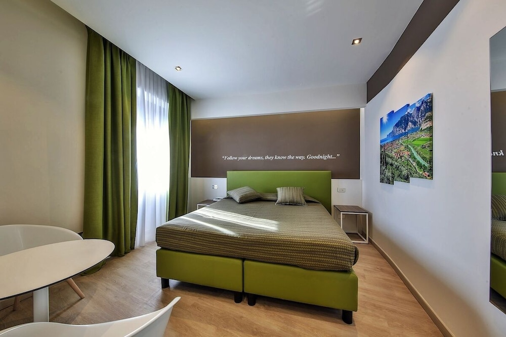 Standard Double or Twin Room, Garden View (internal) - Photo 4