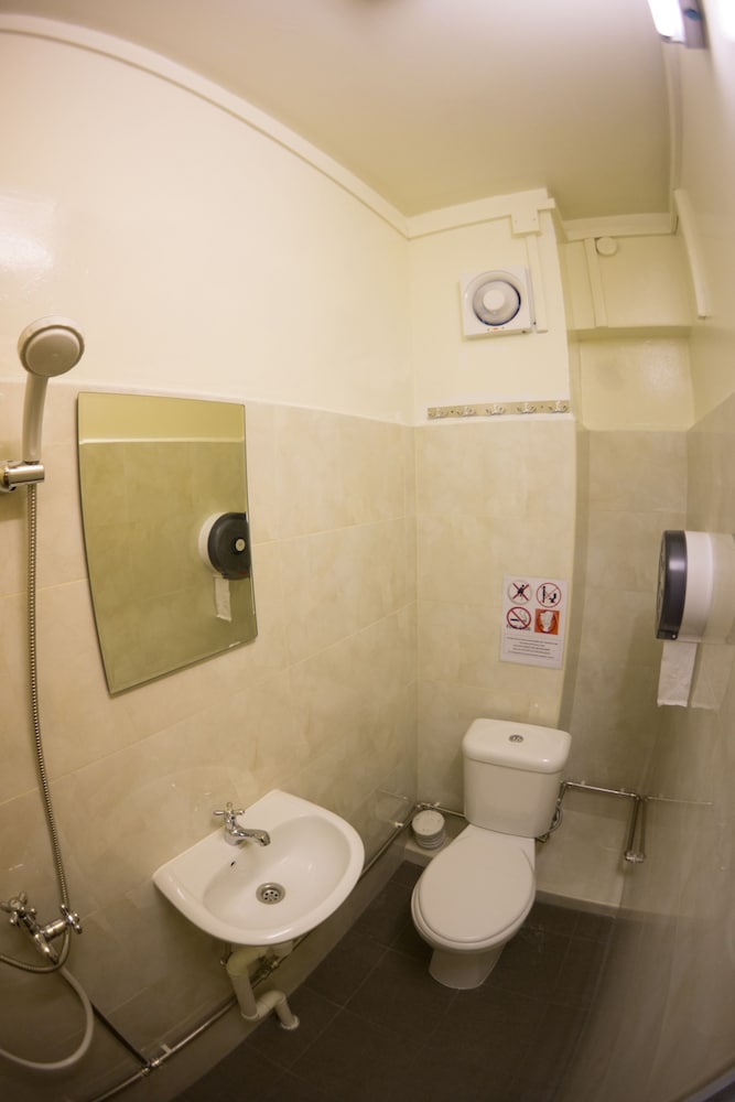 2 beds in a 6-Bed Mixed Dormitory photo 3