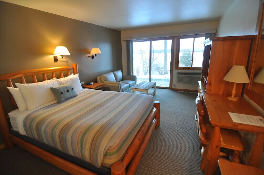 Single Room, 1 Queen Bed, Lakeview with Loveseat