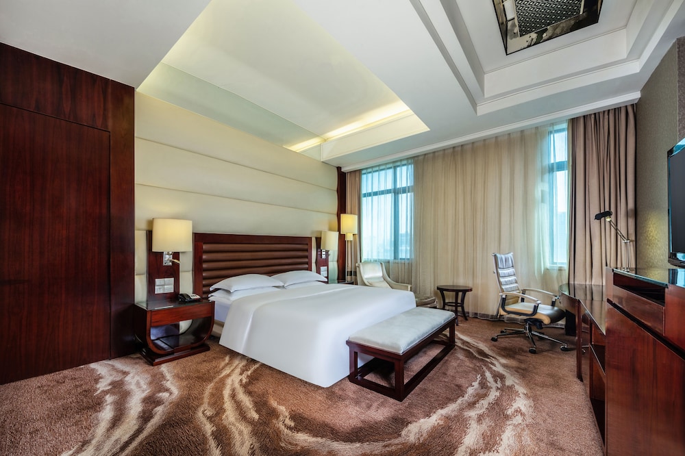 Premium Room, 1 King Bed - Photo 2