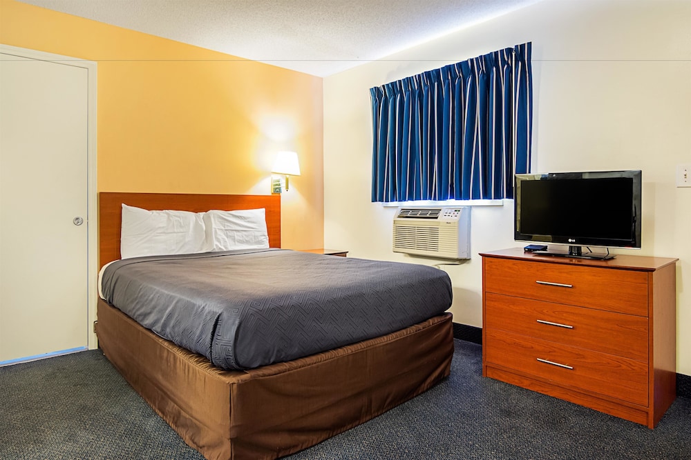 Standard Room, 1 Queen Bed, Non Smoking - Photo 1