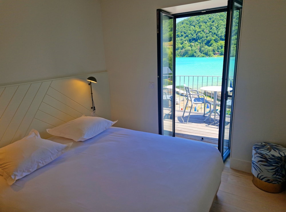 Classic Double Room, 1 Queen Bed, Balcony, Lake View photo 2