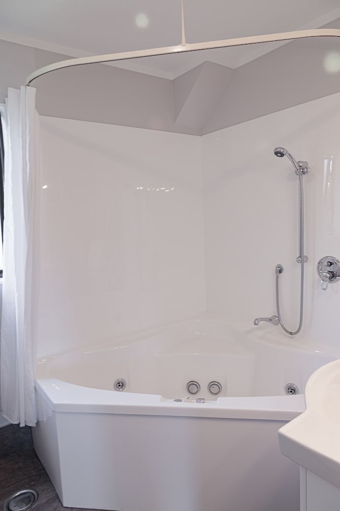 Superior Studio, Jetted Tub photo 2