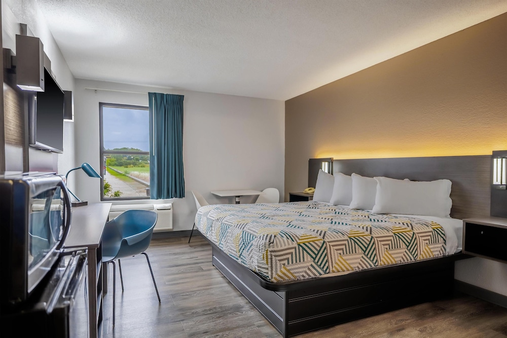 Deluxe Room, 1 King Bed, Non Smoking - Photo 1
