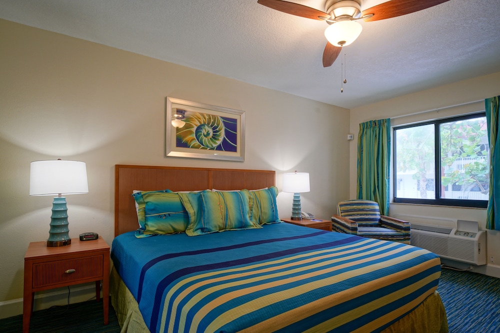 One Bedroom Condo, Multilevel, Kitchen, Pool View