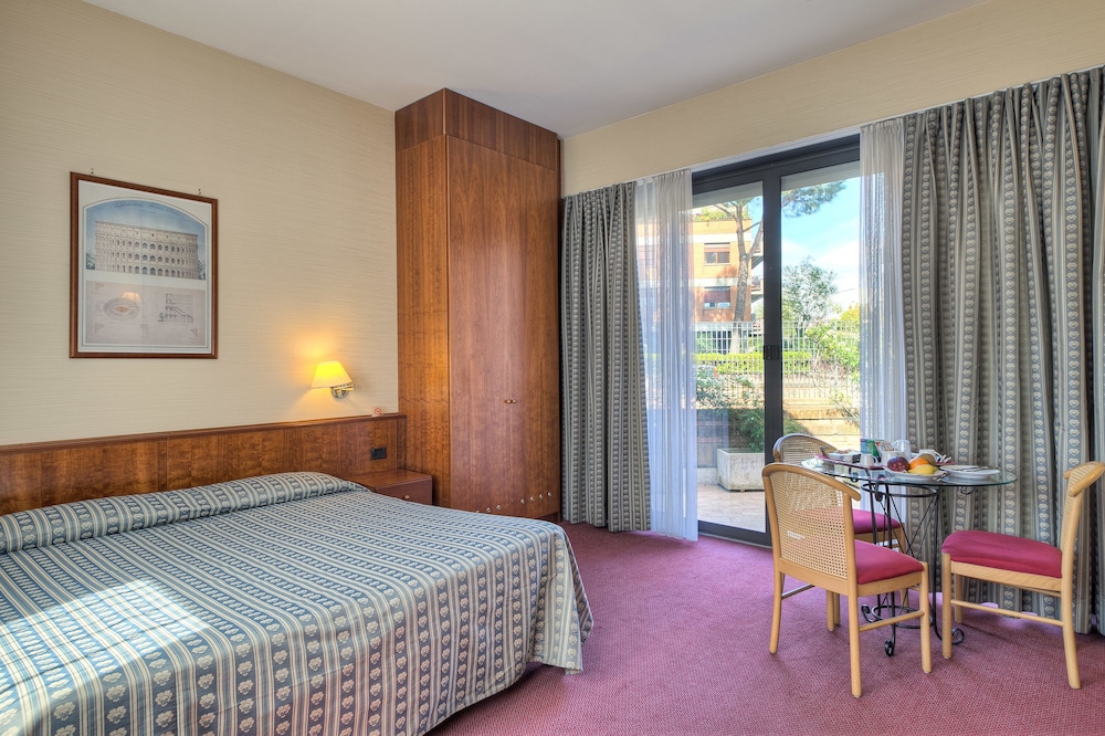 Business Double Room, 1 King Bed, Garden View photo 3