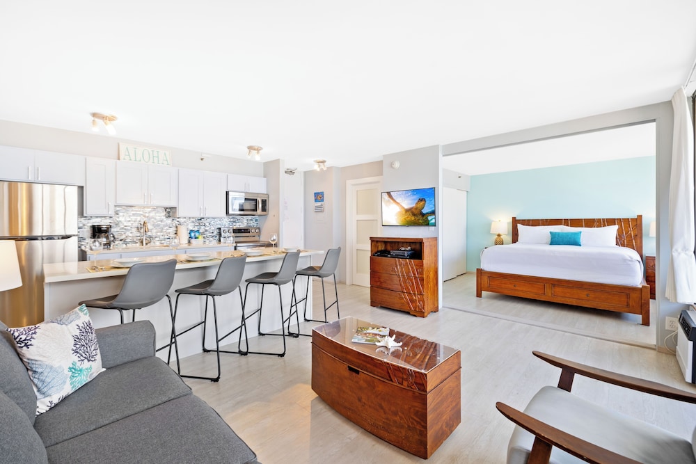High Floor Ocean View Condo (King Bed and Parking): Condo, 1 Bedroom, Ocean View (0087) photo