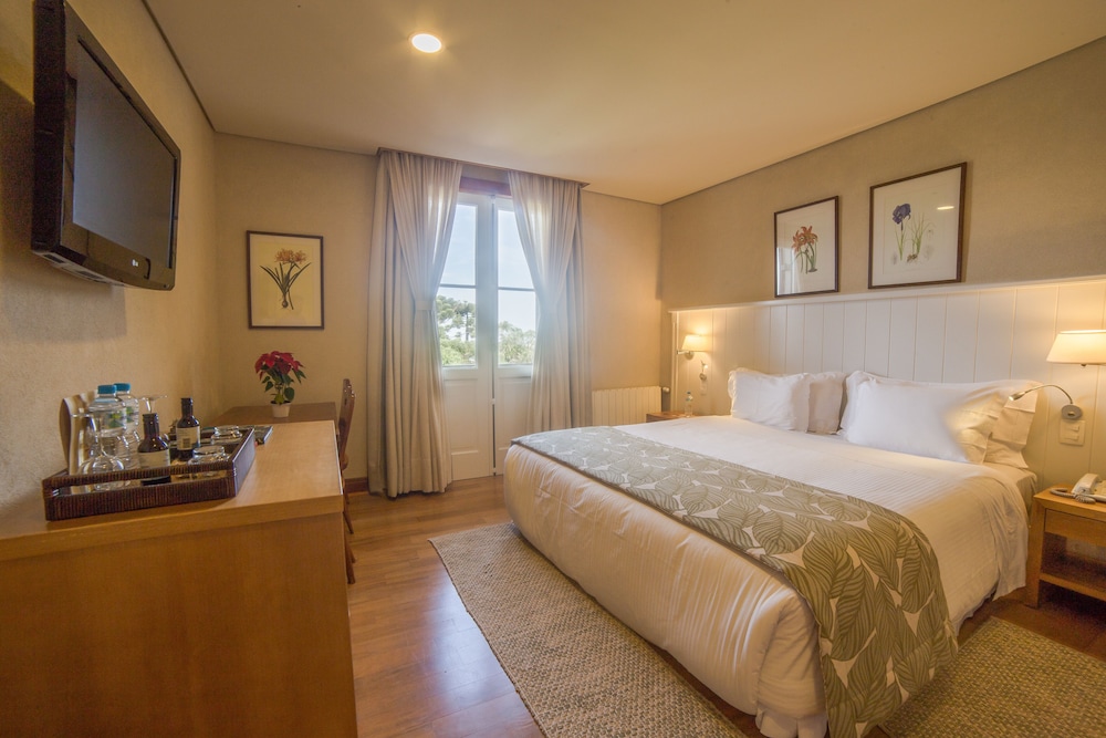 Partial Panoramic View Apartment - Photo 1