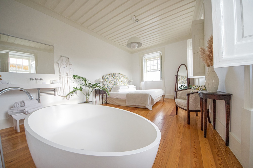 Suite, Poolside