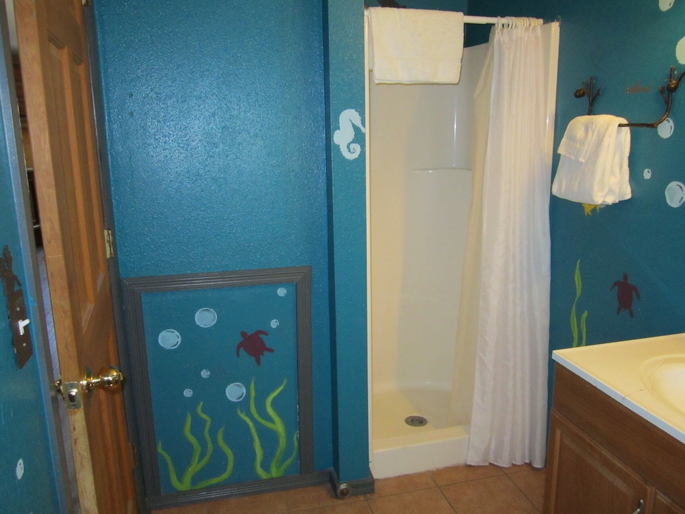 Standard Cabin, 2 Queen Beds photo 3