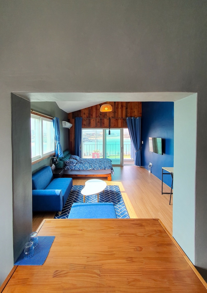 Room (201) photo 3