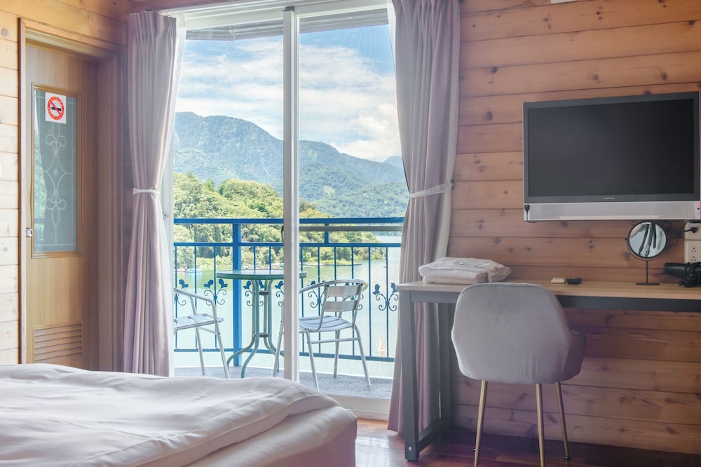 Double Room with Lake View - Photo 10