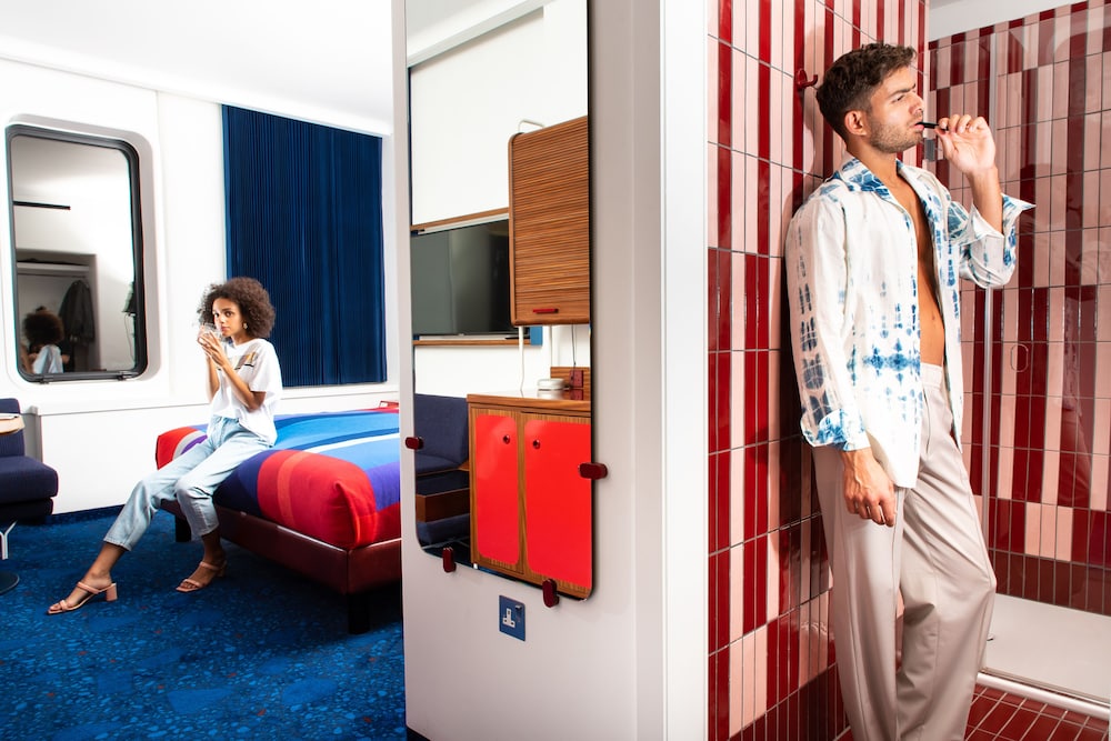 Room (Queen Of Queens)