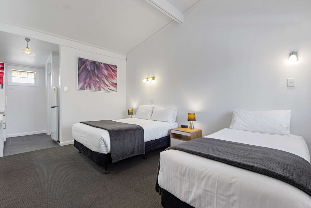 Standard Room, Non Smoking (1 Queen & 2 Twin Beds) - Photo 4