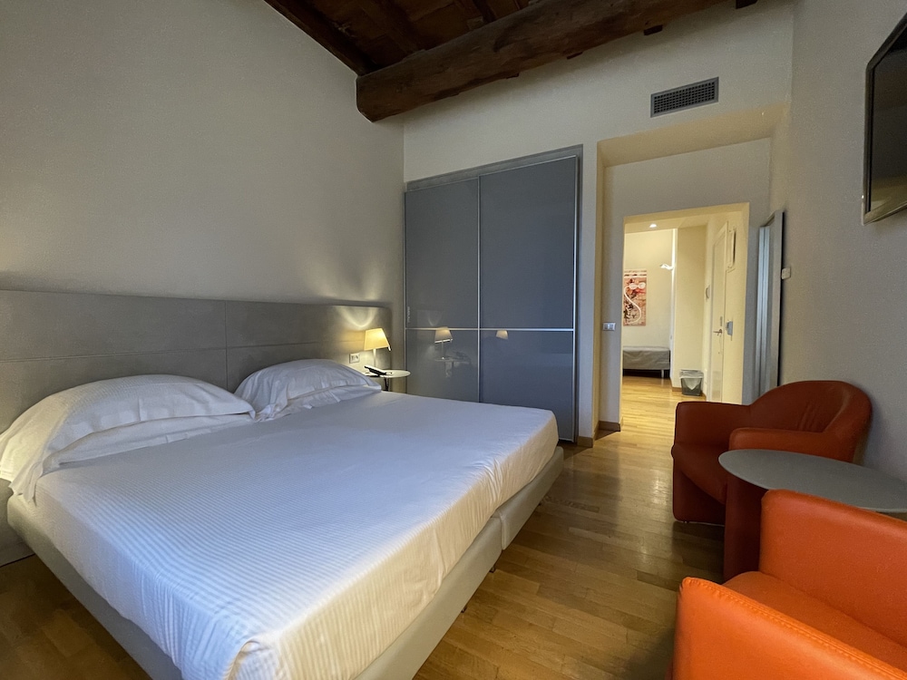 Deluxe Suite, City View - Photo 4