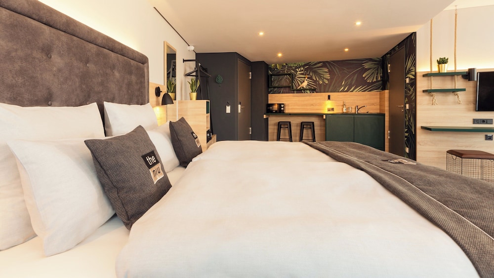 Premium Room, 1 Queen Bed With Sofa Bed - Photo 1