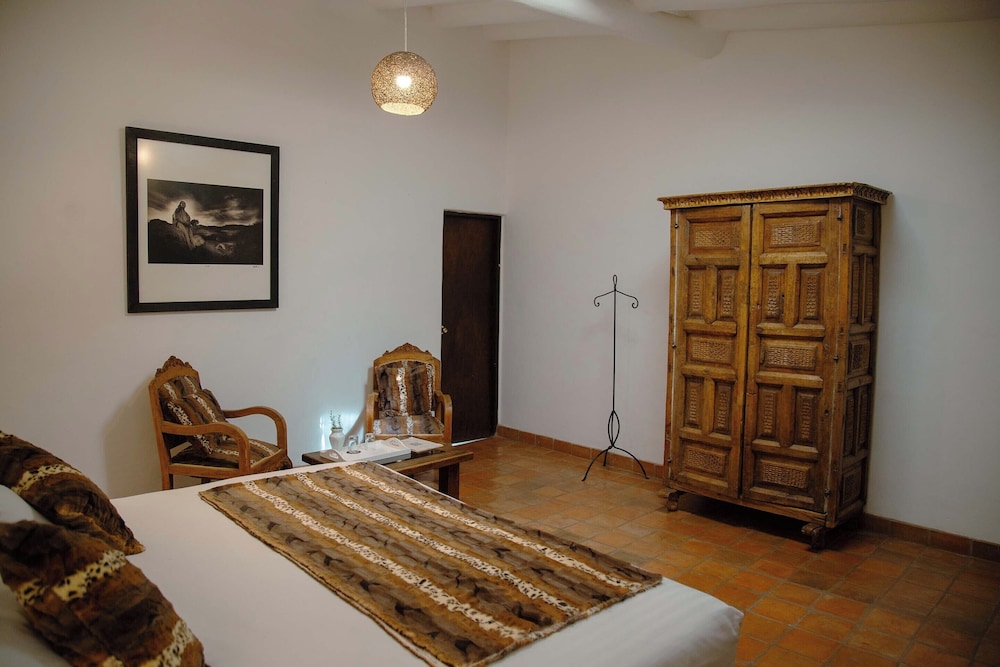 Luxury Suite, 1 King Bed, Jetted Tub photo 3
