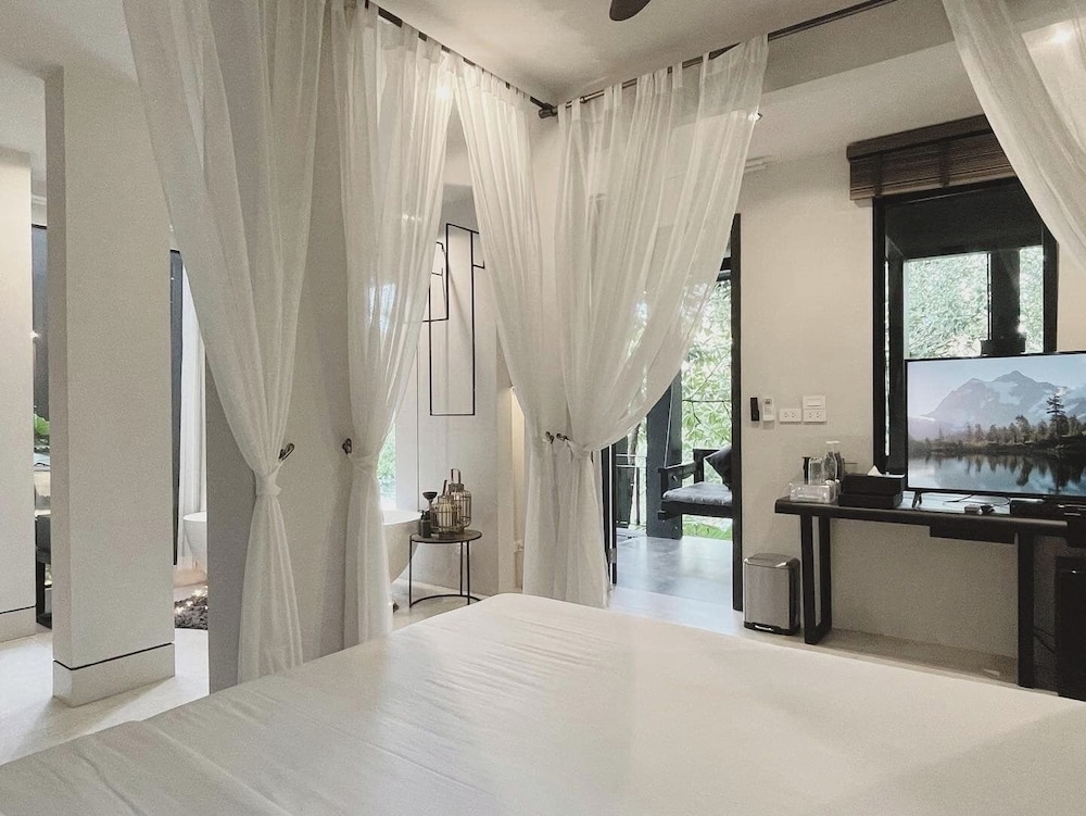 Honeymoon Room, Pool View